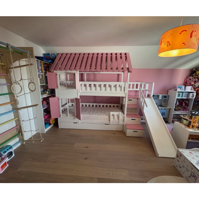 Etagenbett mit Treppe und Rutsche im Kinderzimmer in Graz
